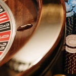 Детская самодельная рулетка из картона для домашних игр в казино